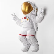 Stenska dekoracija 47x35 cm astronaut zlata