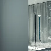 FLOS stoječa svetilka Luminator, svetlo modra, višina 189 cm, kovina - Dnevna soba/jedilnica - svetlo modra, črna