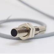 URSA Induktivni senzor M8, Tip senzorja DC PNP, Delovni izhod NO, Oplaščen, Kabel 2m – zanesljiv enosmerni DC senzor za natančno zaznavanje kovinskih predmetov