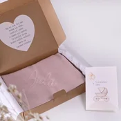 Darilni paket za novorojenčka – roza bombažna odeja