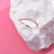 Prekrasni verenicki prsten sa dijamantima u roze zlatu