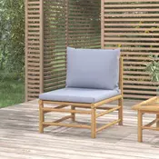 Srednja vrtna sofa od bambusa sa svjetlosivim jastucima