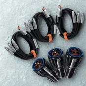 Essential Car Power Trio - 3x avtopolnilec z univerzalnimi kabli za vse telefone