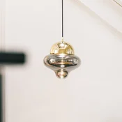 DESIGN BY US LED viseča svetilka Nutty, dimno siva/zlata, O 18,5 cm, steklo - Dnevna soba/jedilnica - Dizajn - dimno siva, zlata