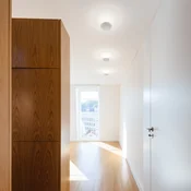 Vibia LED stropna svetilka Funnel, bela, aluminij, O 35 cm, 2.700K - Dnevna soba/jedilnica - Dizajn - Kovina