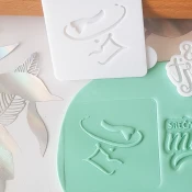 KREATIVNI SLATKIŠI Modla za kolace i ukrase Žena sa šeširom, 5 cm, Bela