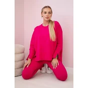 Complete with an oversized blouse in fuchsia color