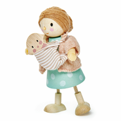 Lesena figurica mama z dojenčkom Mrs. Goodwood Tender Leaf Toys v puloverju z nosilko