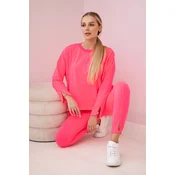 Complete with an oversized blouse in pink neon color