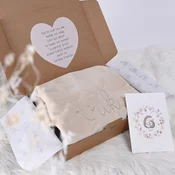 Darilni paket za dojenčka – bež kopalni plašč z vezenim imenom