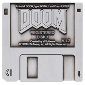 FANATIK Kovinska priponka Doom v obliki diskete