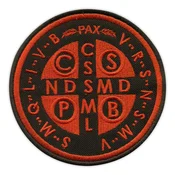 shumee Našitek medalje svetega Benedikta - hrbtna stran - črno-rdeča različica - magnetna podlaga - vezen našitek/značka/emblem