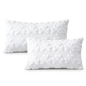 Set 2 dekorativnih prevlek za blazine 30x50 cm, bele, plišaste z motivom detelje iz mehkega žameta imitacija volne, enostranski vzorec, pralne na hladno, za kavč, posteljo in fotelj