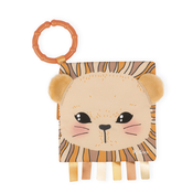 Tekstilna knjižica lav The Curious Lion Activity Book Kaloo s prstenom za najmlade od 0 mjeseci starosti