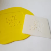 KREATIVNI SLATKIŠI Modla za kolace i ukrase With love, 7 cm, Bela