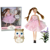Lutka Emily u roza haljini s macom i cvijecem