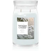 Yankee Candle Snow Kissed Pine dišeča sveča 567 g