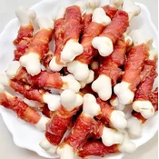 KOZMO Žvakalica za pse Kost od kalcijuma obmotana pacetinom, 500g