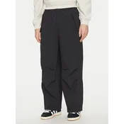 adidas Hlače iz tkanine Premium Essentials Utility Parachute JD2111 Črna Loose Fit
