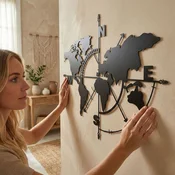 WallXpert metalni zidni ukras 5141, mapa sveta sa ružom kompasa i oznakama strana sveta, 98 x 75 cm, crni