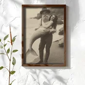 WallXpert uramljena MDF slika NAL155-46, starac sa šeširom drži sirenu, vintage fotografija u sepiji, 35,5 x 47 cm