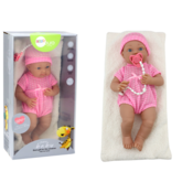 Lutka beba u roza odjeci s kapom, dudom i dekicom