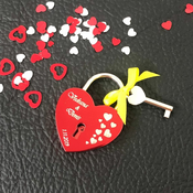 Ljubezenska ključavnica z gravuro srce - rdeča (različni motivi)