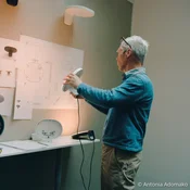 FLOS Oplight W1 LED stenska svetilka, teksturirana bela - Dnevna soba/jedilnica - Dizajn - bela strukturirana - Kovina