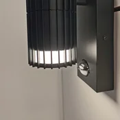 Searchlight Zunanja stenska svetilka Detroit, črna, višina 22 cm, senzor, 2-žarilna - Sodobni - mat črna, bela - Aluminij