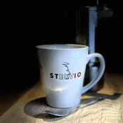 Skodelica za kolesarje Passo dello Stelvio z mlekom - popolno darilo za kolesarja