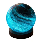 LED namizna svetilka v temni naravni barvi s steklenim senčilom (višina 9 cm) Stellar Ocean – Gingko