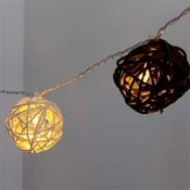 Iris sferične pletene lampice od ratana, 4 m, bijele i smeđe boje, s 20 LED dioda, na 3xAA baterije, lagana dekoracija 101-05