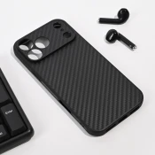 Maska za iPhone 17 Pro Max 69 Carbon fiber crna