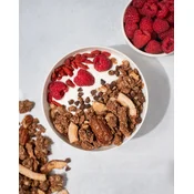 Granola –? pečeni kosmiči in oreščki v velikih hrustljavih skupkih, ročno pripravljeni v majhnih serijah za največjo svežino