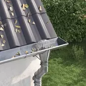 vidaXL Zaščita za listje na žlebu 2 pcs srebrna 200 mm Nerjaveče jeklo