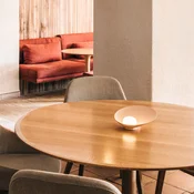 Vibia Musa 7402 LED namizna svetilka, ležeča, lososova - Dnevna soba/jedilnica - Sodobni - Kovina