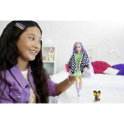 Barbie Extra Puppe in schwarz-weißer Rennwagejacke mit lila Haaren