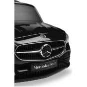 shumee Mercedes razreda C črne barve, ki sedi na njem