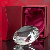 shumee Kristalna figurica v obliki diamanta z okrasnim ohišjem, idealna za graviranje ali tiskanje, kot personalizirano darilo.