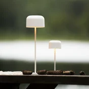 Konstsmide LED namizna svetilka Lille na akumulator, višina 20 cm, bela, IP54, USB - Dnevna soba/jedilnica - Sodobni - Aluminij