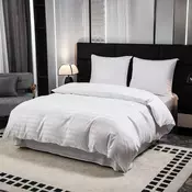 Ljubki dom Posteljnina iz mikrovlaken za hotele JASMINE bela - črta 2 cm Velikost posteljnine: 70 x 90 cm | 140 x 200 cm