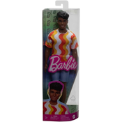 Mattel Mattel Ken lutkaFashionistas #220 Lutka temne polti z slušnimi pripomočki za ušesom, oblečena v oranžno majico in žele sandale (HRH23)