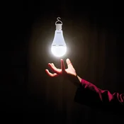 OSRAM LED žarnica E27 8W mat 2700K z akumulatorsko baterijo za zasilno