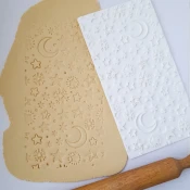 KREATIVNI SLATKIŠI Emboser plocica za dekorisanje kolaca Zvezdice i mesec, 8x16 cm, Bela