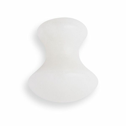 Revolution Skincare Masirajte jadeit na koži White Jade Gua Sha