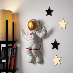 Stenska dekoracija 47x35 cm astronaut zlata