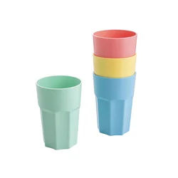PRAKTYCZNA Komplet 4 pisanih plastičnih kozarcev. Praktični 400 ml za hladne pijače.