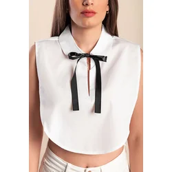 Top z okrasno pentljo, bela