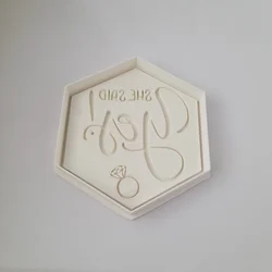 KREATIVNI SLATKIŠI Modla za kolače i ukrase She said yes, 6 cm, Bela