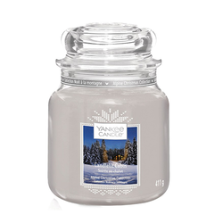 Yankee Candle siva dišeča sveča Candlelit Cabin Klasična srednja